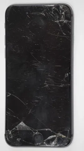 Состояние телефона до замены экрана Разбитый экран Айфон 8 до ремонта: экран полностью разбит, нет изображения